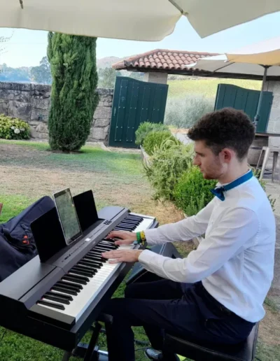 Pianista en boda al aire libre